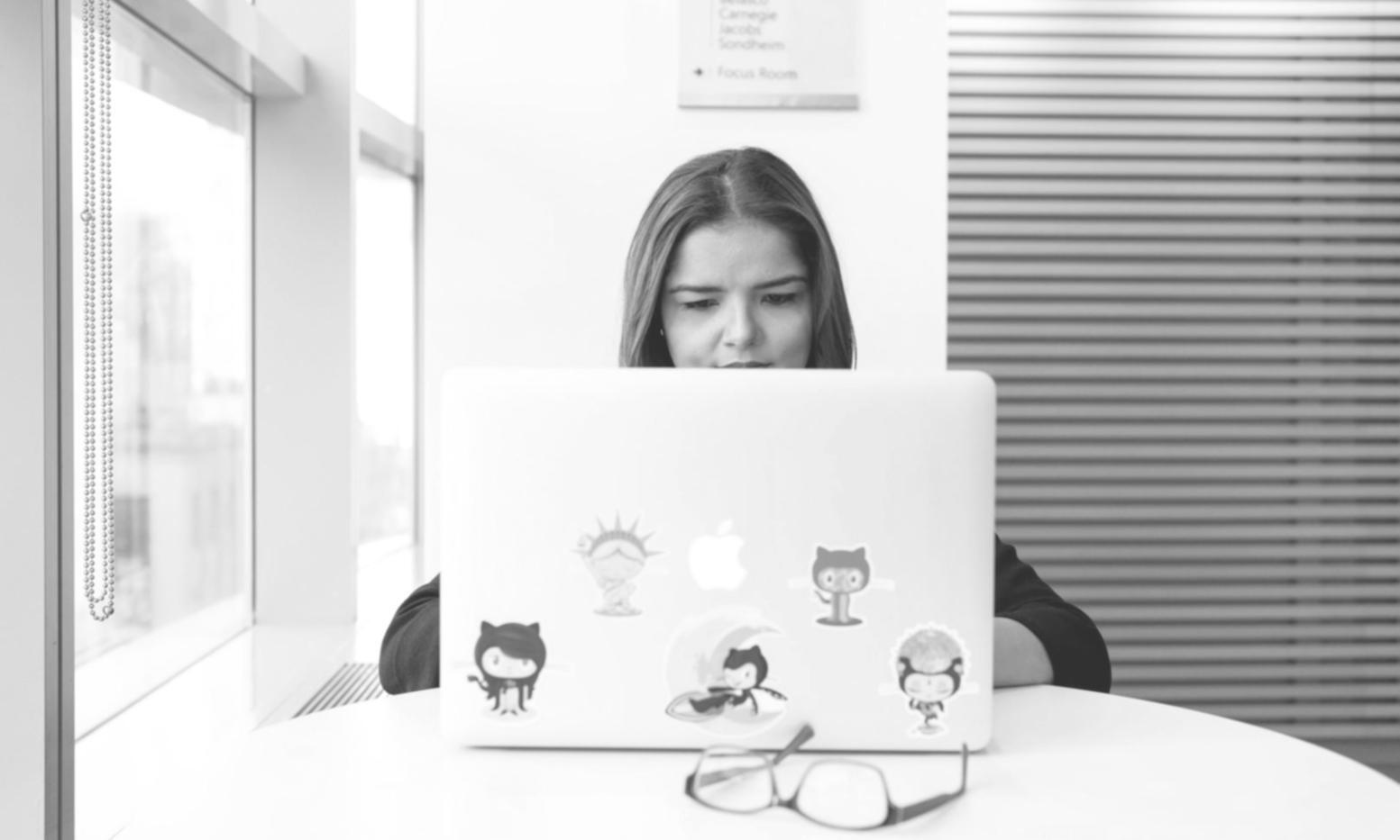 Groep vrienden die samen sociale casino spelletjes spelen